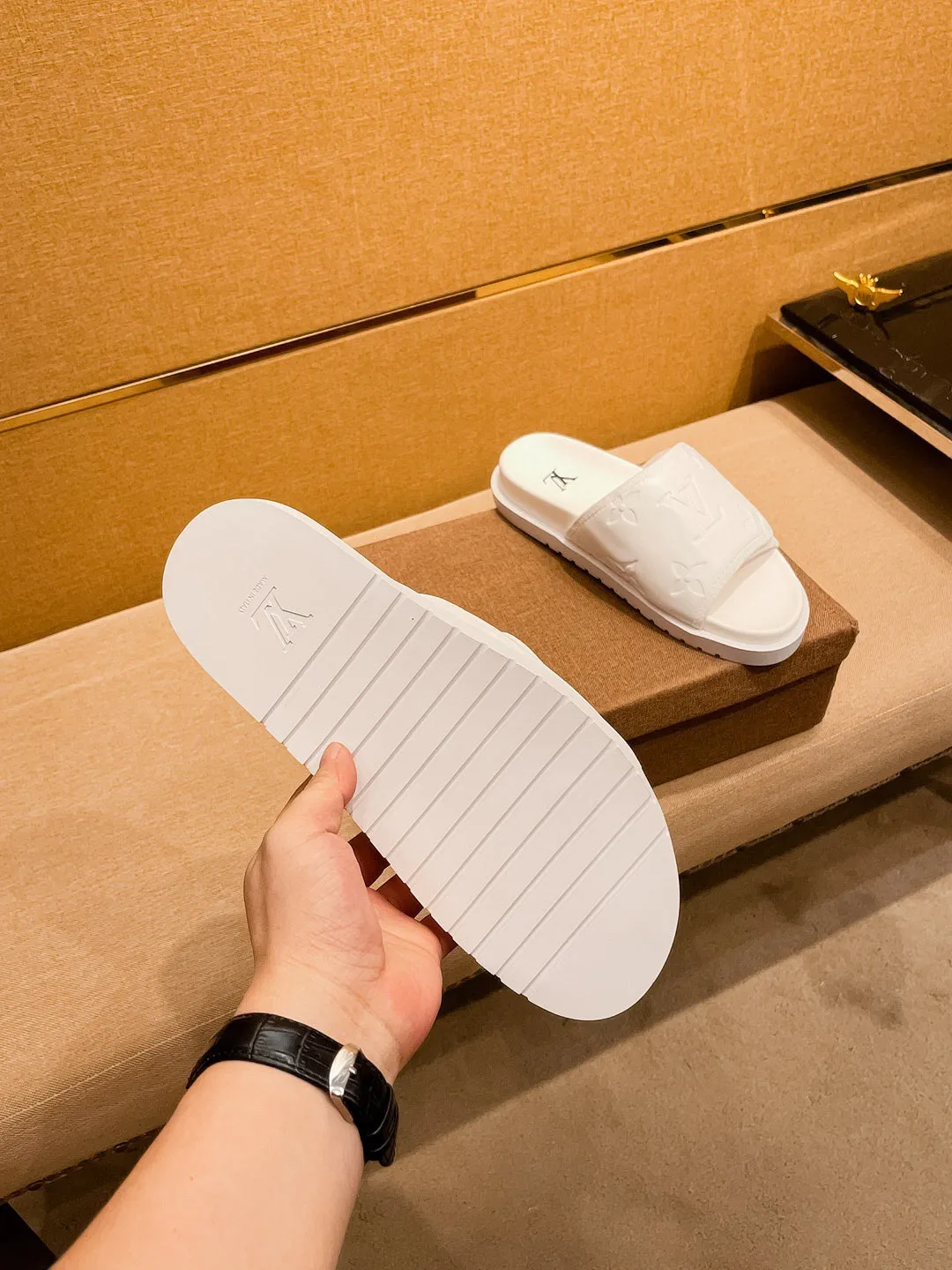 Men's men's shoes 💰 320💰 New model on the market 🔥[LV🔥 Louis Vuitton slippers] High-end 1:1 mold customization, original upgraded version of the outsole, lighter and non-slip. The market's top quality, fashionable and trendy, versatile and popular, simple yet tasteful, a must-have for fashionistas, exuding a fashionable and casual atmosphere, fashion is at your feet, full of confidence, the same style at the counter 👍The season of spring and summer slippers is here, super beautiful to wear, 38-44 2⃣️colors available🔥